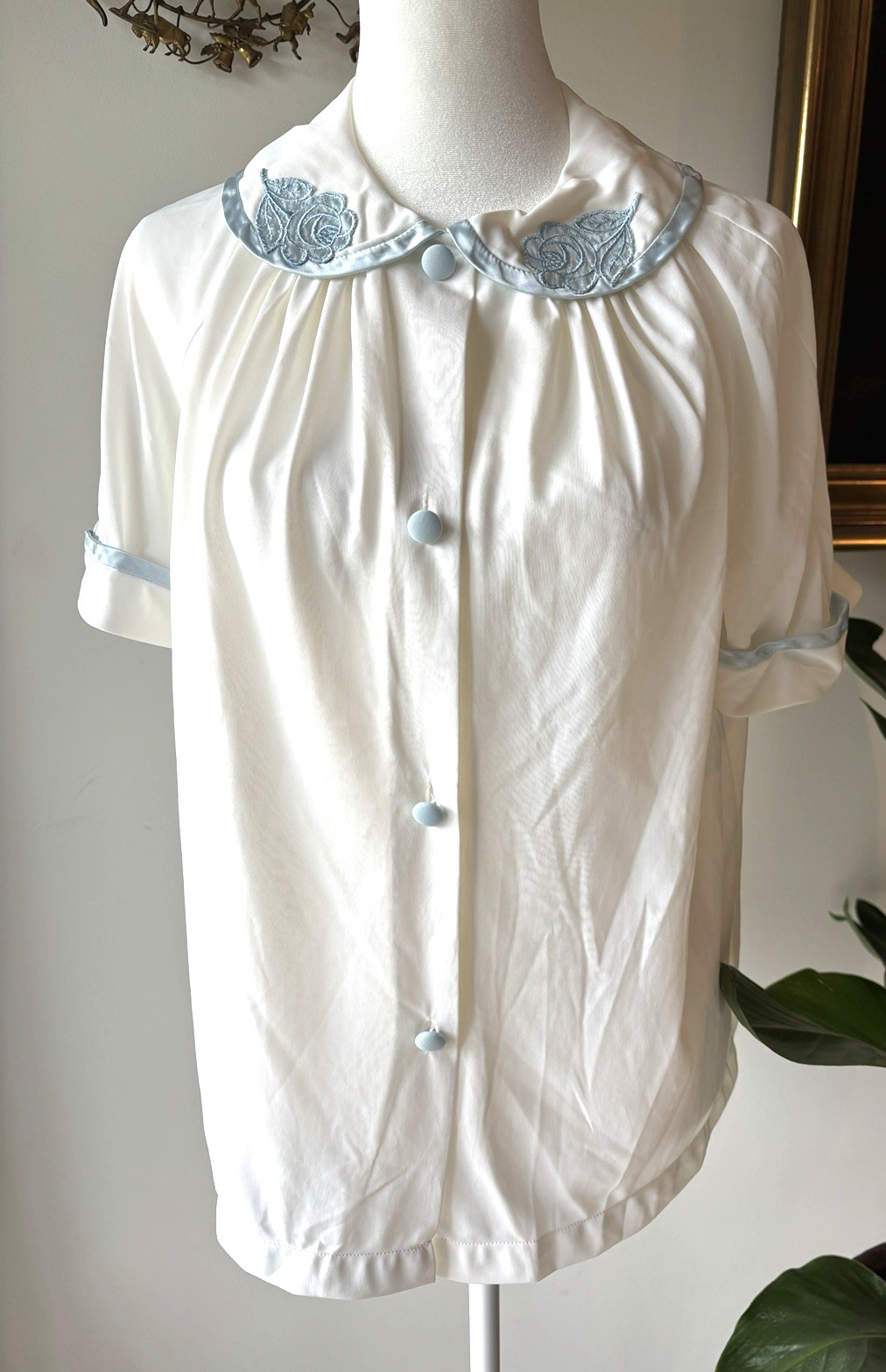 VTG “GOSSARD/ARTIMIS” VTG BED JACKET, WHITE W/BLUE SATIN DECOR, SOPHISTICATED,32