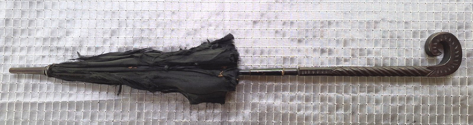 ANTIQUE VICTORIAN PARASOL DECORATIVE CARVED WOODEN COLLAPSIBLE HANDLE Silk as is