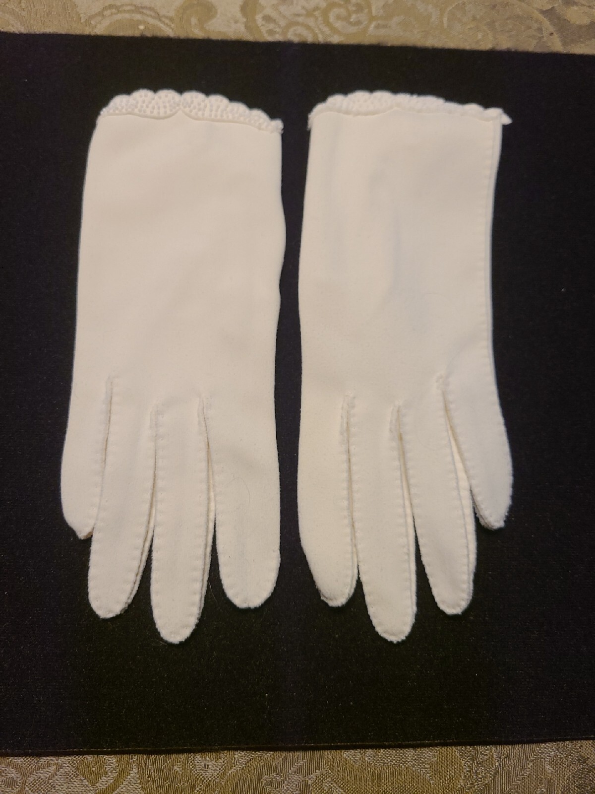 VINTAGE WOMEN’S WHITE 8.25″ LONG 3″ ACROSS THE TOP DRESS GLOVES