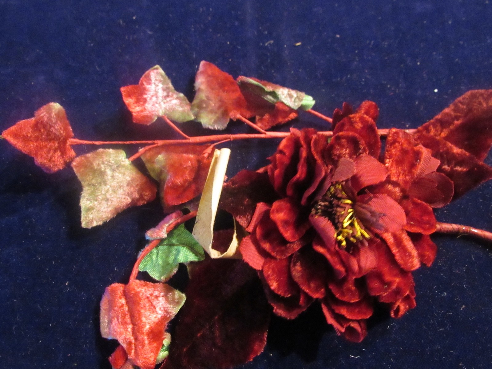 Vtg Millinery Flower Leaf Collection Velvet Red Green Burgundy 1-2″ Leaves H5682