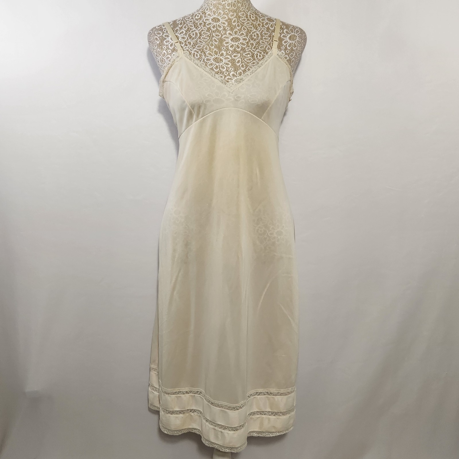 Vintage Union Made JC Penny Women’s Ivory Size 12/34 Small Mid Length Slip Dress