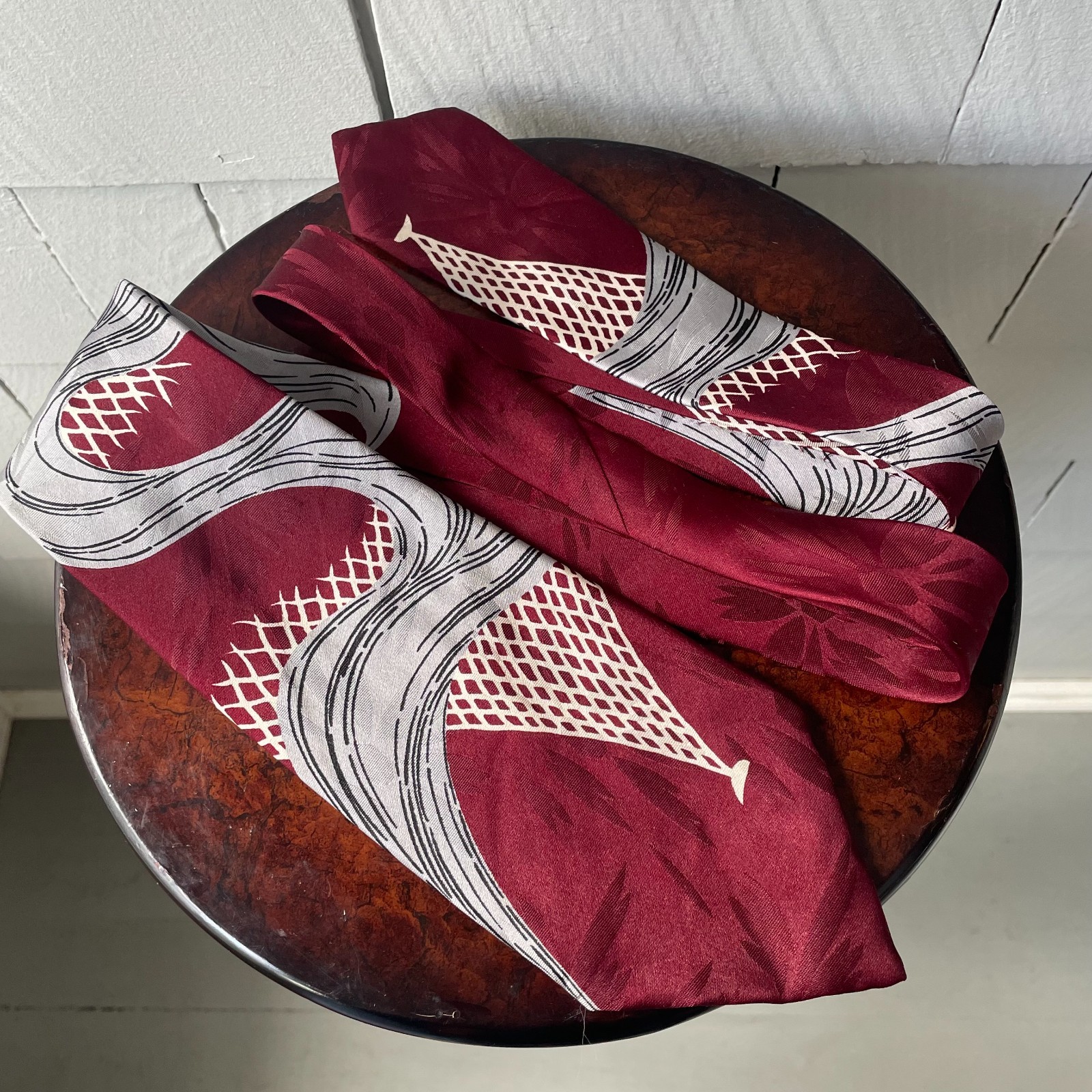 40s Vintage Signet 100% Silk Red White Gray Swish Swirl Mens Swanky Tie 54 x 4