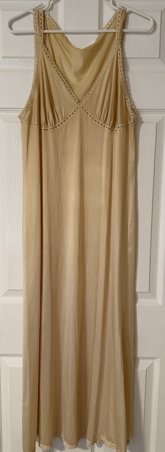 VTG 89’s USA Vanity Fair Beige 100% Antron Nylon III Laced Pullover Full Slip 38