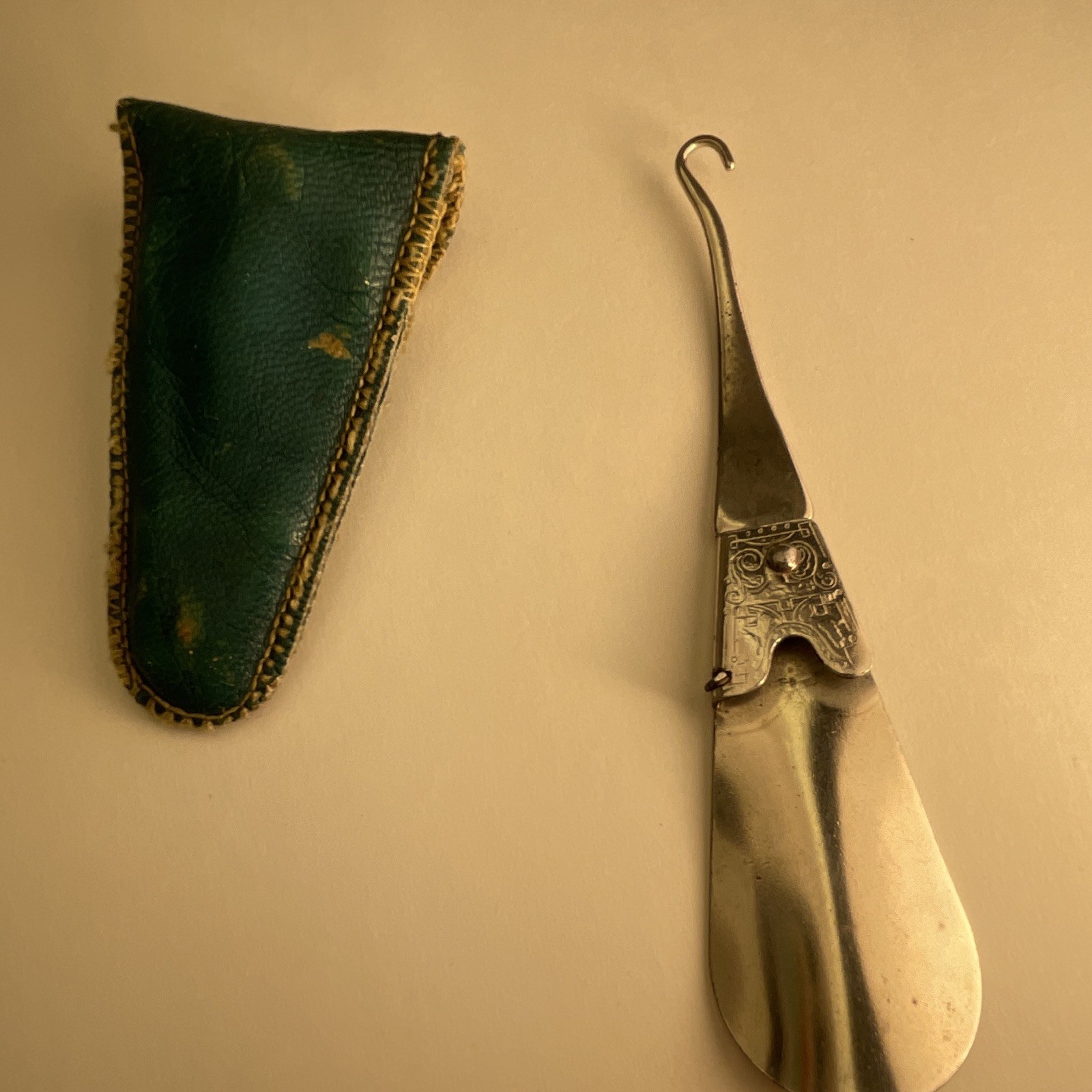 Milady’s Metal Shoe Horn w/ Hook Handle, Green Leather Case Silver/Green