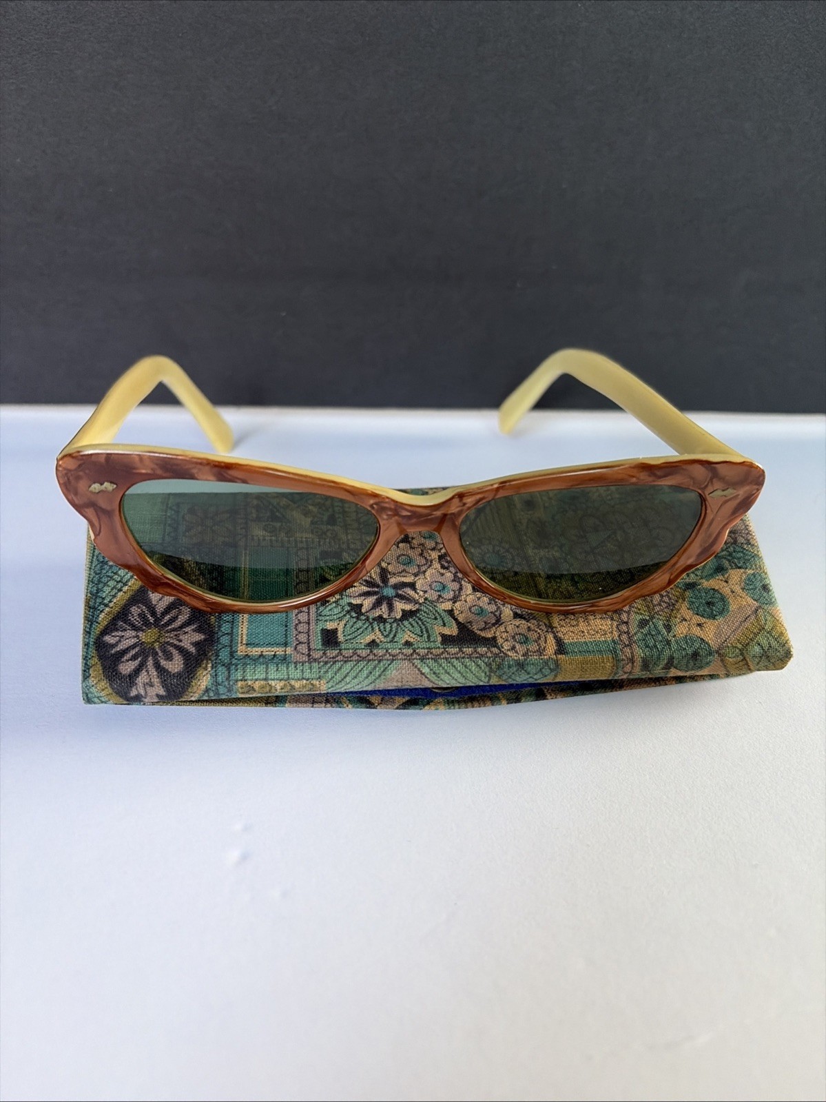 Vintage 1950 – 60s Japan Cat Eye Sunglasses Green Lens Sculpted Frame w/Case