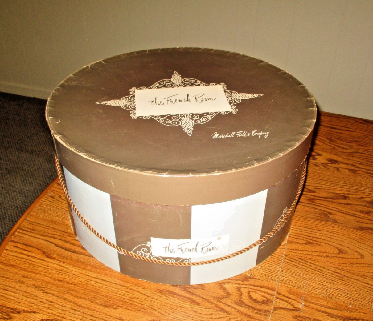 Vintage Original MARSHALL FIELD & COMPANY HAT BOX “The French Room” GUC