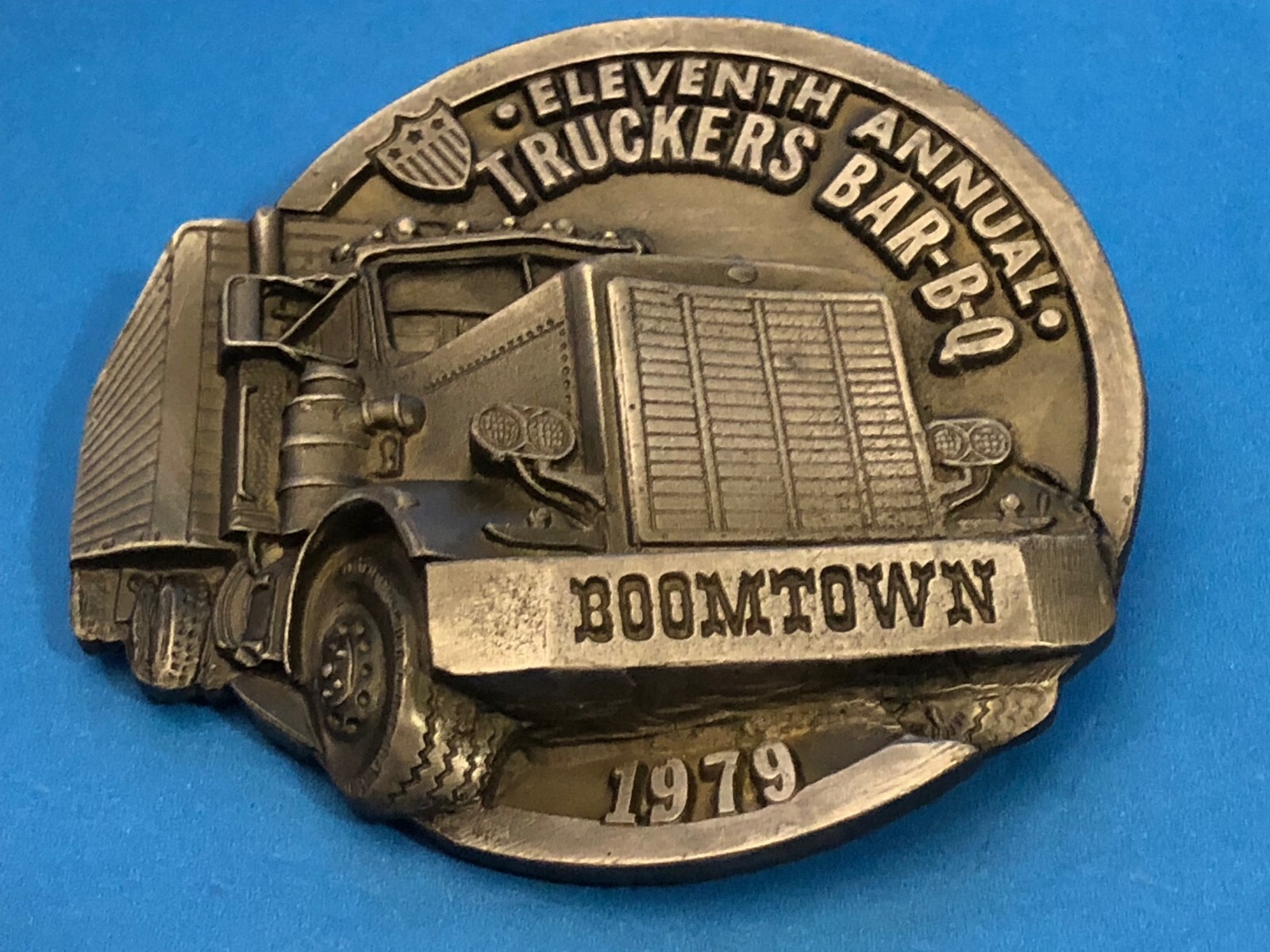 1979 BOOMTOWN TRUCKERS BAR-B-Q PETERBILT 379 TRUCK BELT BUCKLE