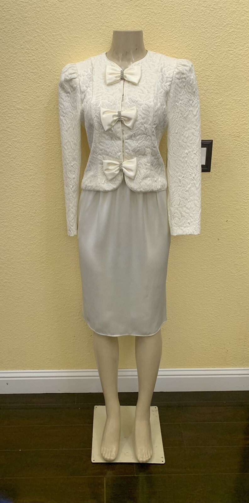VTG Patra Size 6 Ivory Color Long Sleeve Textured Bodice & Satin Skirt 2pc Set