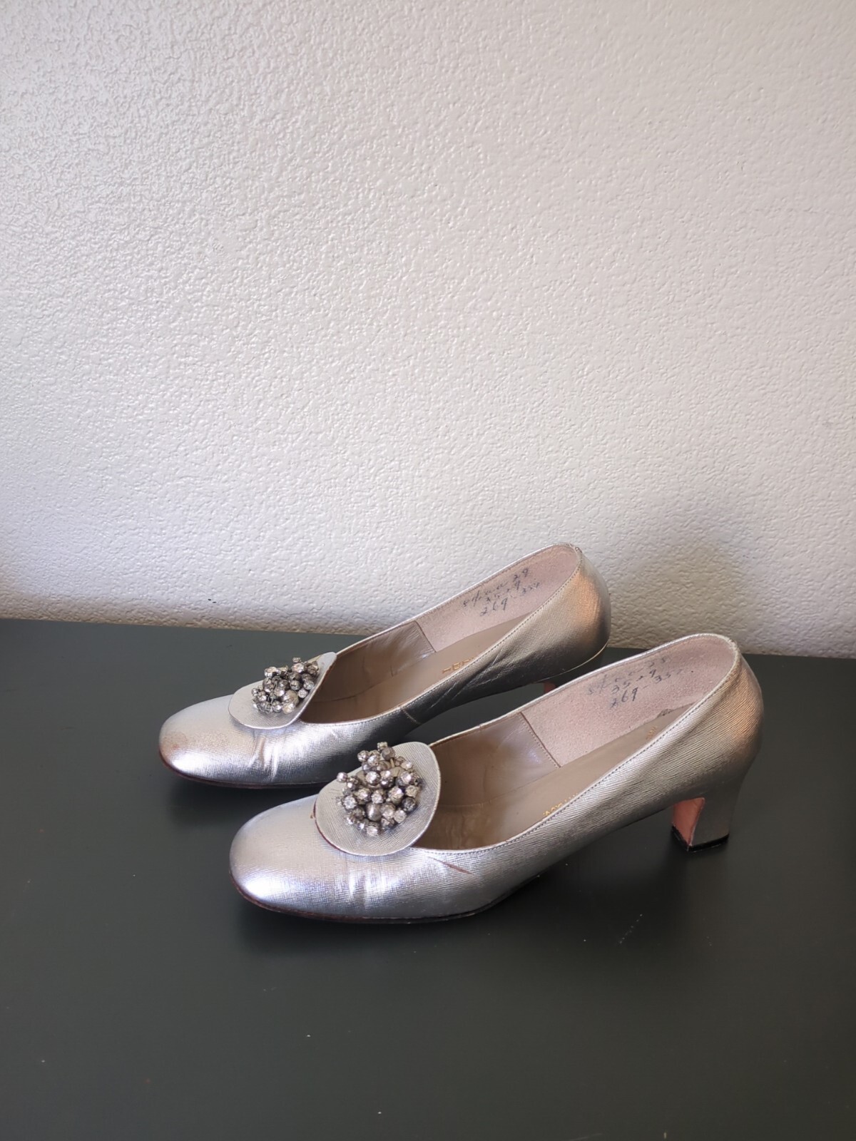 Vintage I.Magnin & Co Rinaldi Pumps Silver Size 8.5 Wool Composition Insole Read