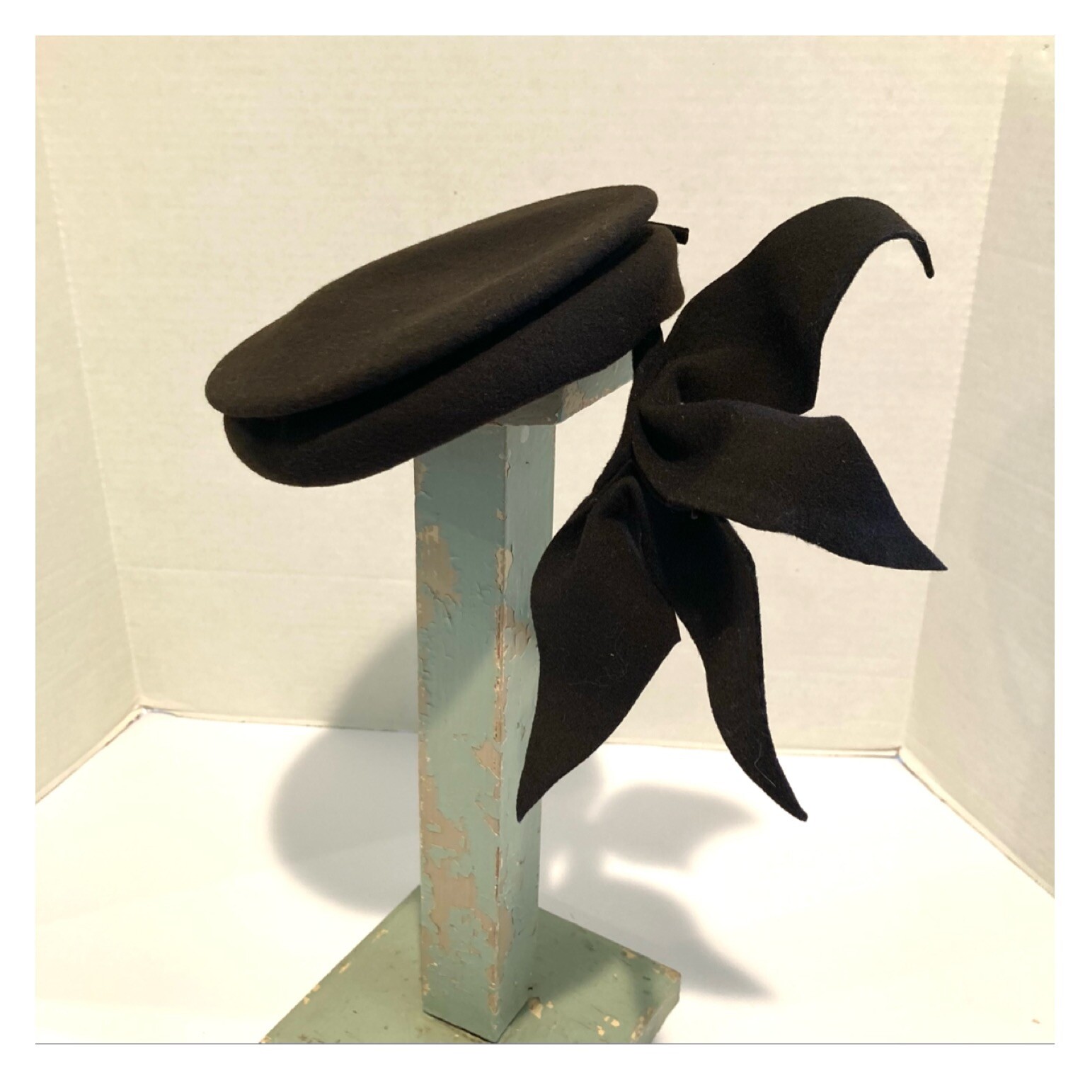 Vintage 1930s 1940s brown wool felt tilt hat