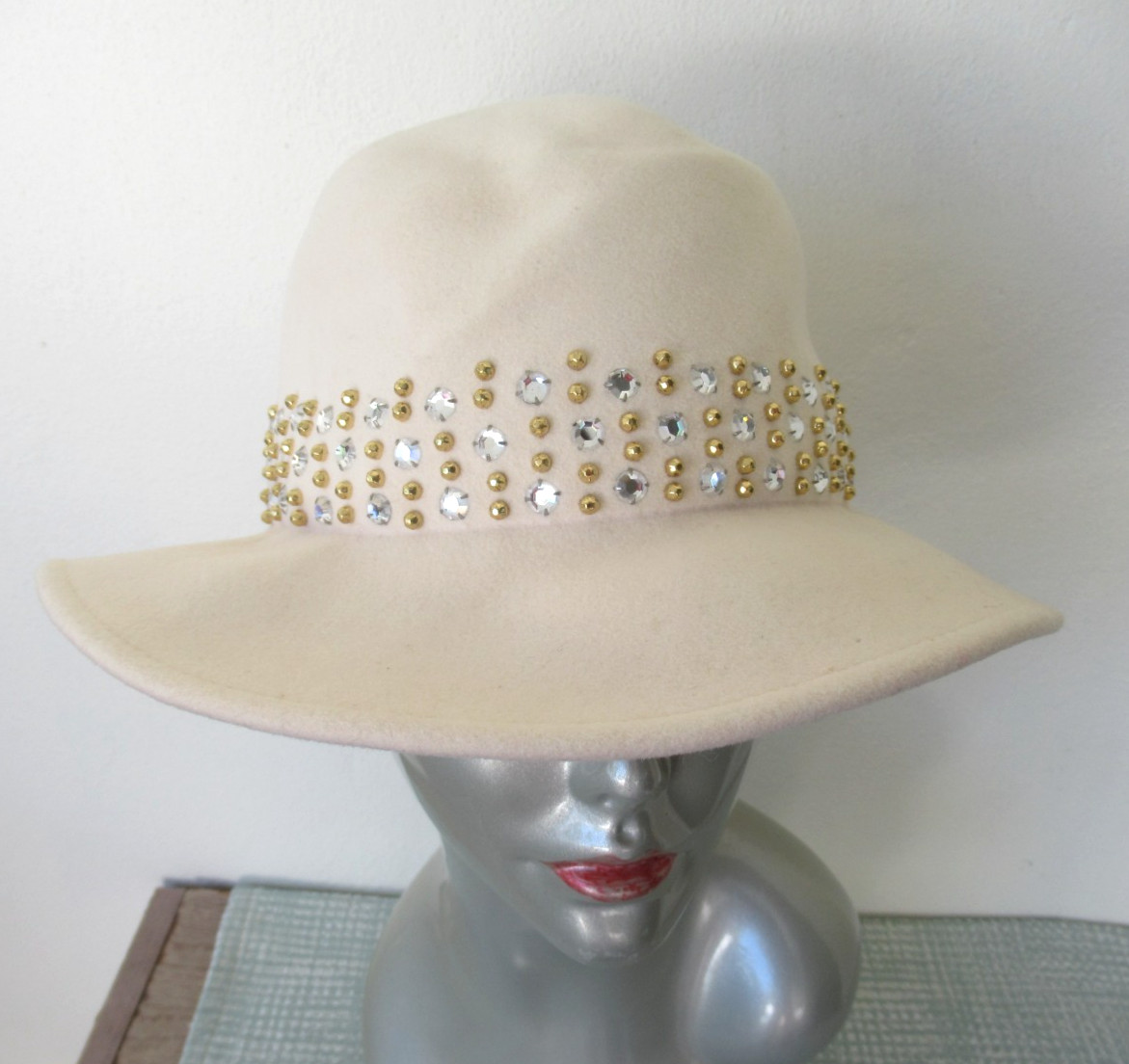 Vintage Adolfo II NY Paris Felt Studded Embellished Fedora Hat Ivory S/M 22″