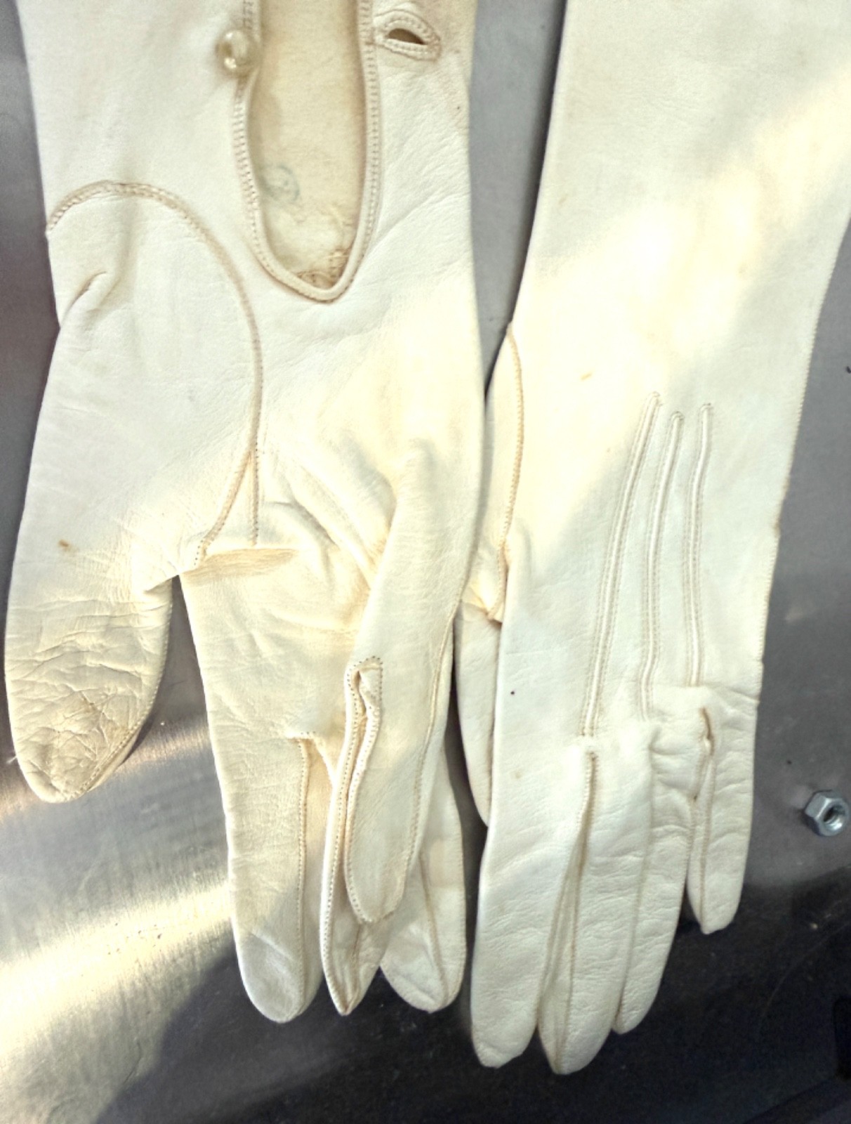Vintage MId C Kid Leather Gloves 21″ Pearl Buttons White szs 7 Aris Italy