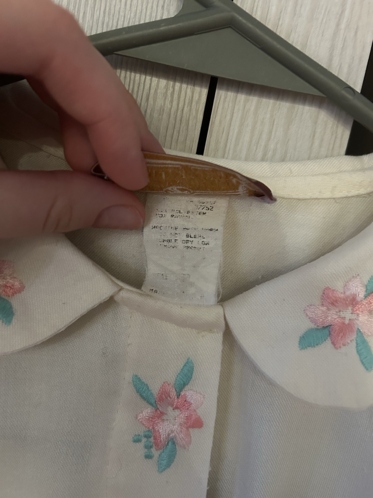 Vintage Late 80’s Pretty Blouse Worthington Petite Embroidered Peter Pan Collar