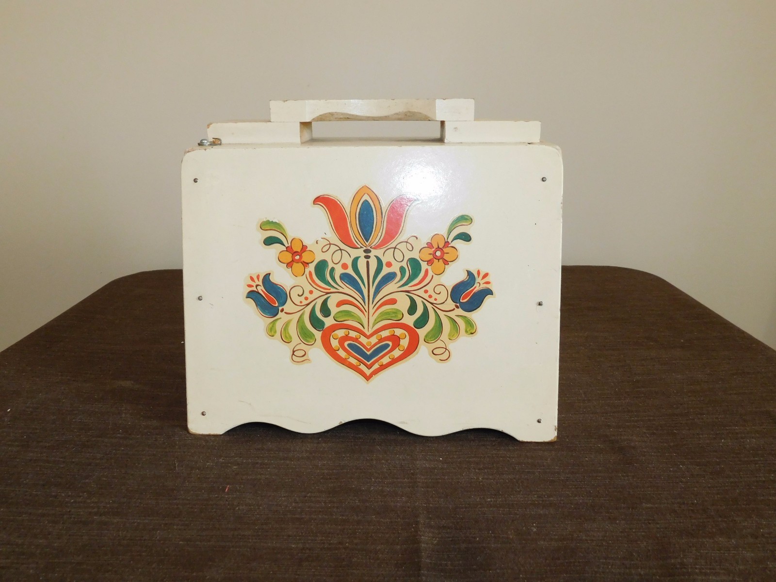VINTAGE 11″ X 8″ X 9 3/4″ HIGH WHITE FLOWER SHOE SHINE WOOD BOX
