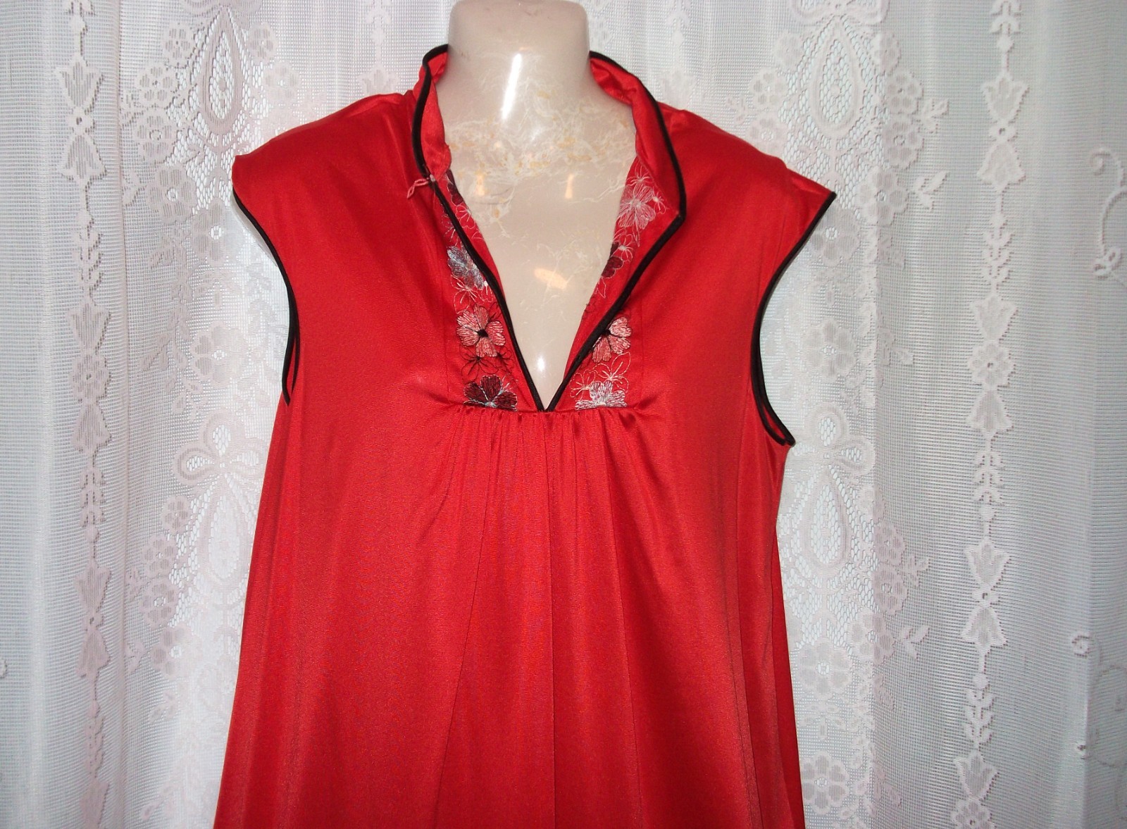 Lg.Embroidered,Asian style,Vintage,long nightgown,candy apple red,60’s-70’s