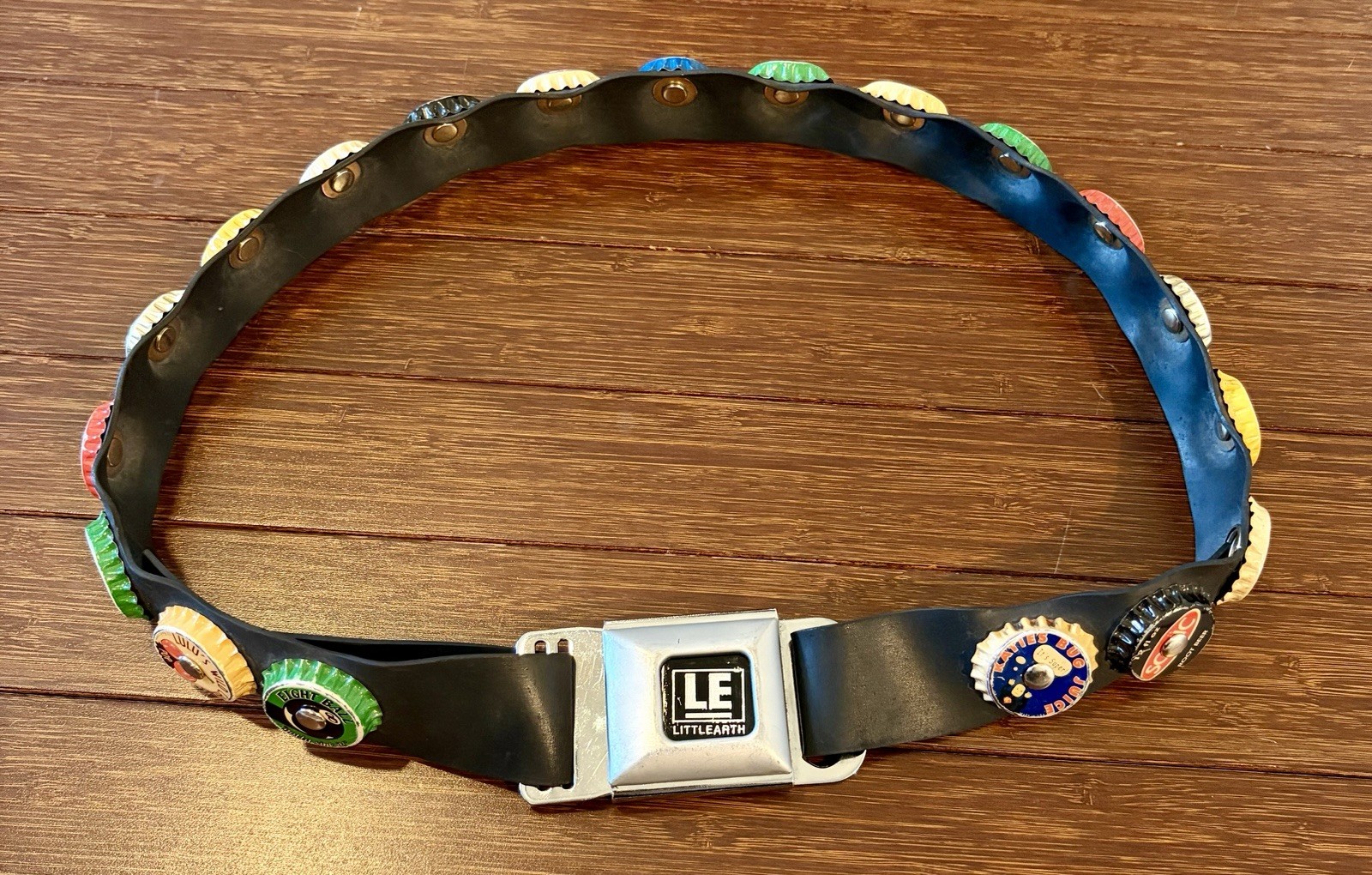 LE Little Earth Soda Pop Bottle Cap BELT Car Seat Buckle Rubber Retro Black 30in
