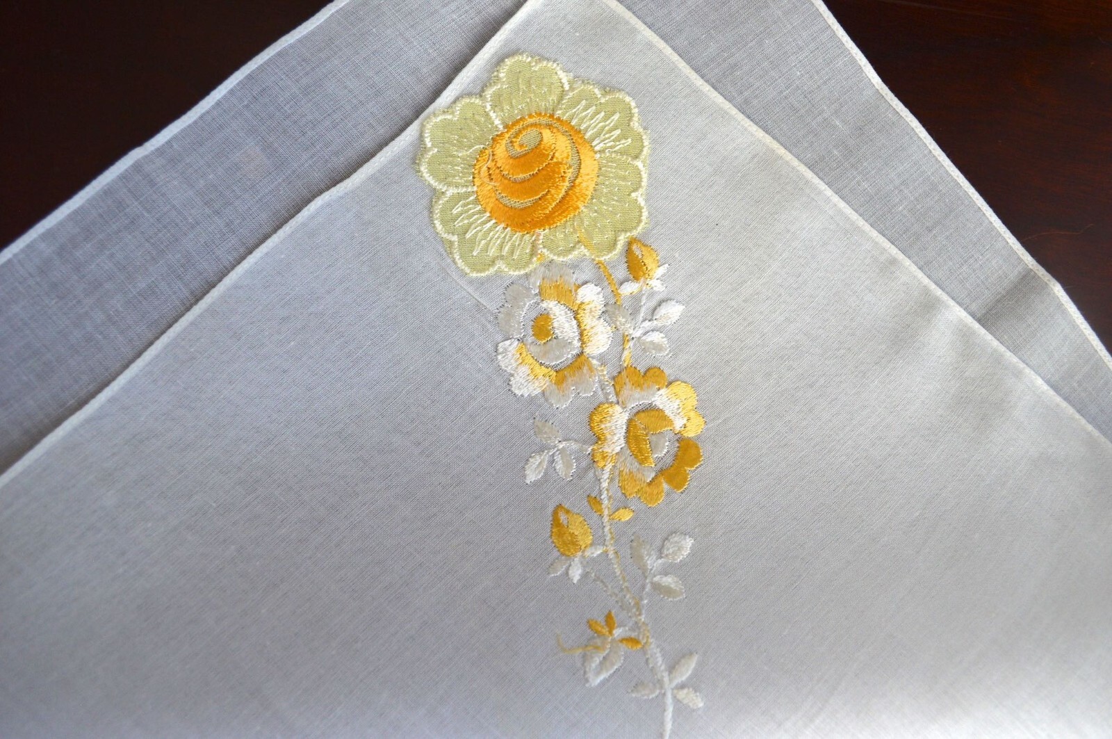 VINTAGE HANKY EMBROIDERED YELLOW FLORALS FLOWERS SUNFLOWER ROSES NEW WITHOUT TAG