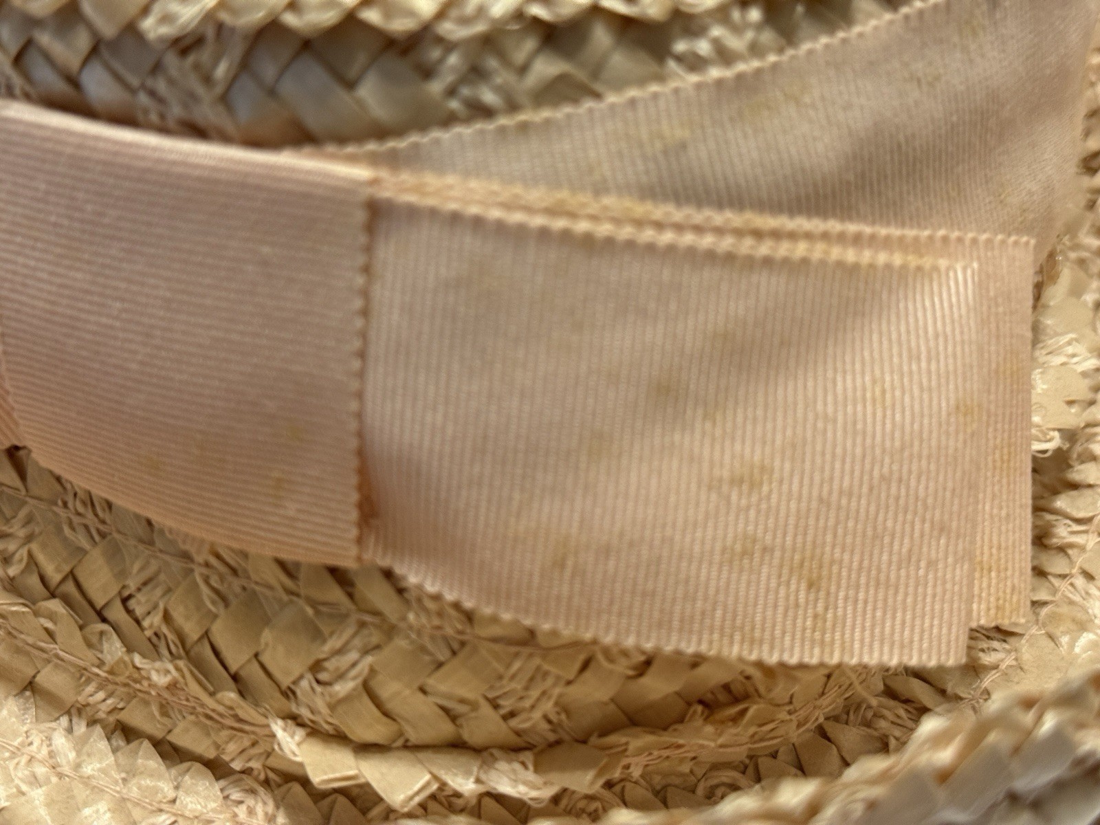 Ladies Pink/Peach Woven Straw Hat With Brim Vintage 1950s-60s Ribbon Accent