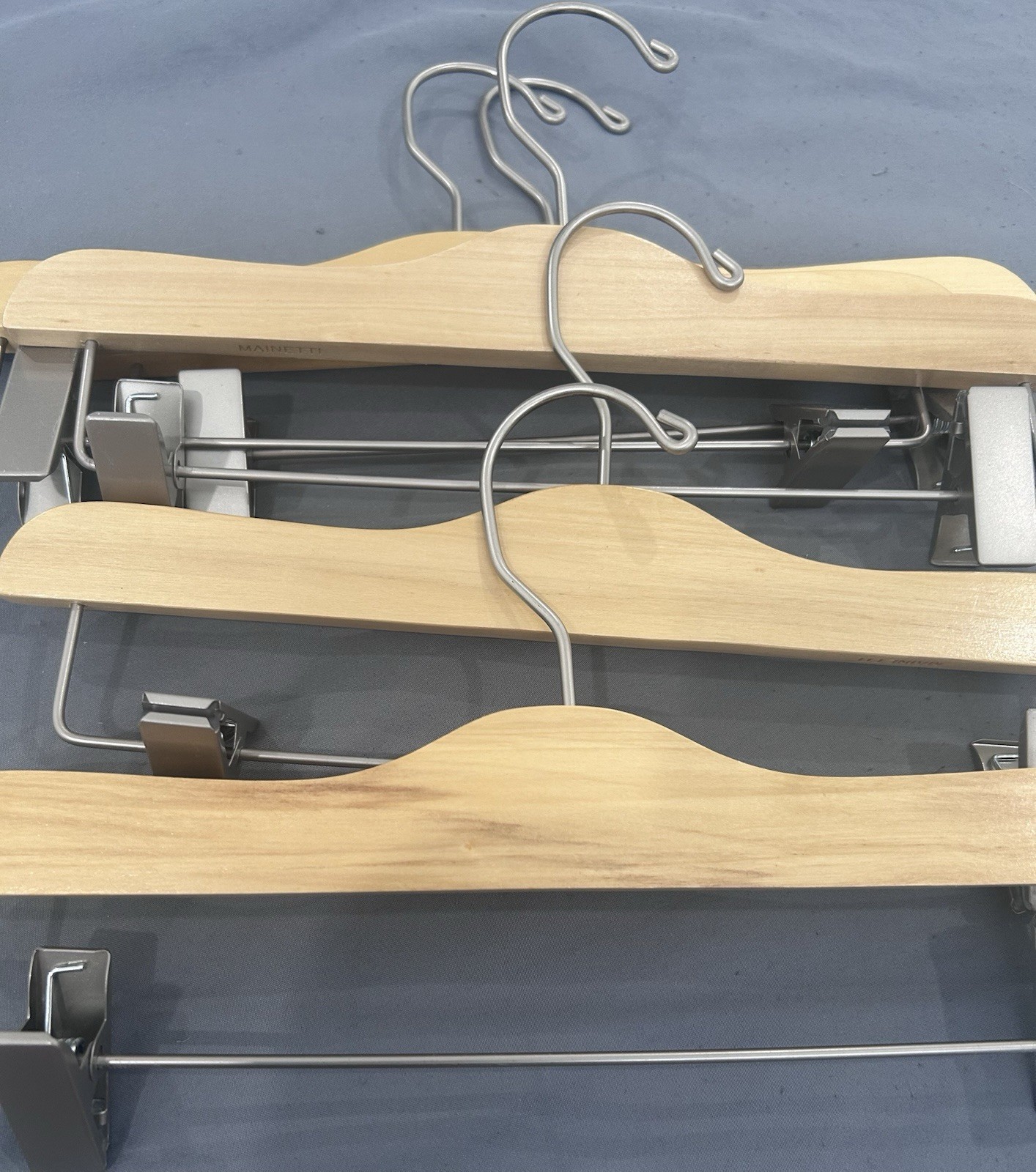 Título:55 Mainetti Wooden Clothes Hangers with Metal Hooks – Brand New Lot