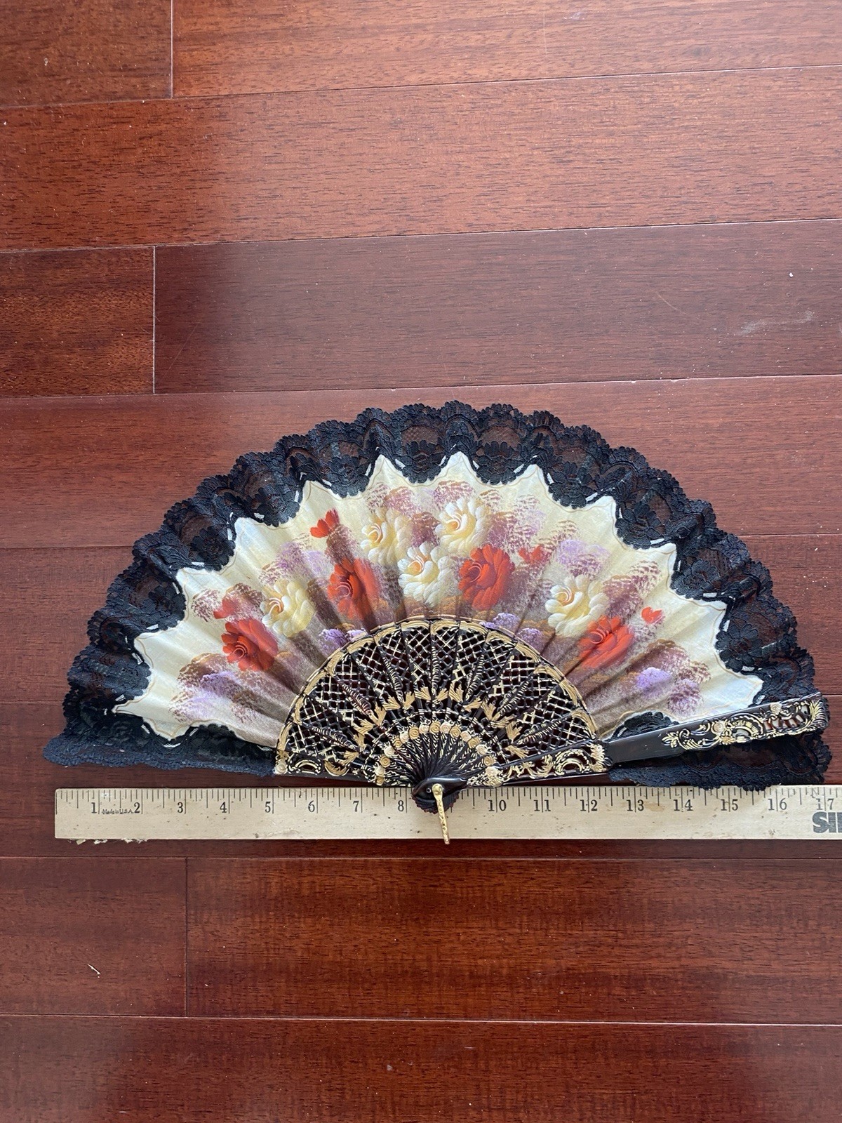 Vntg Spanish-Style Hand Fan w/Delicate Black Lace Edging &Intricate Gold Pattern
